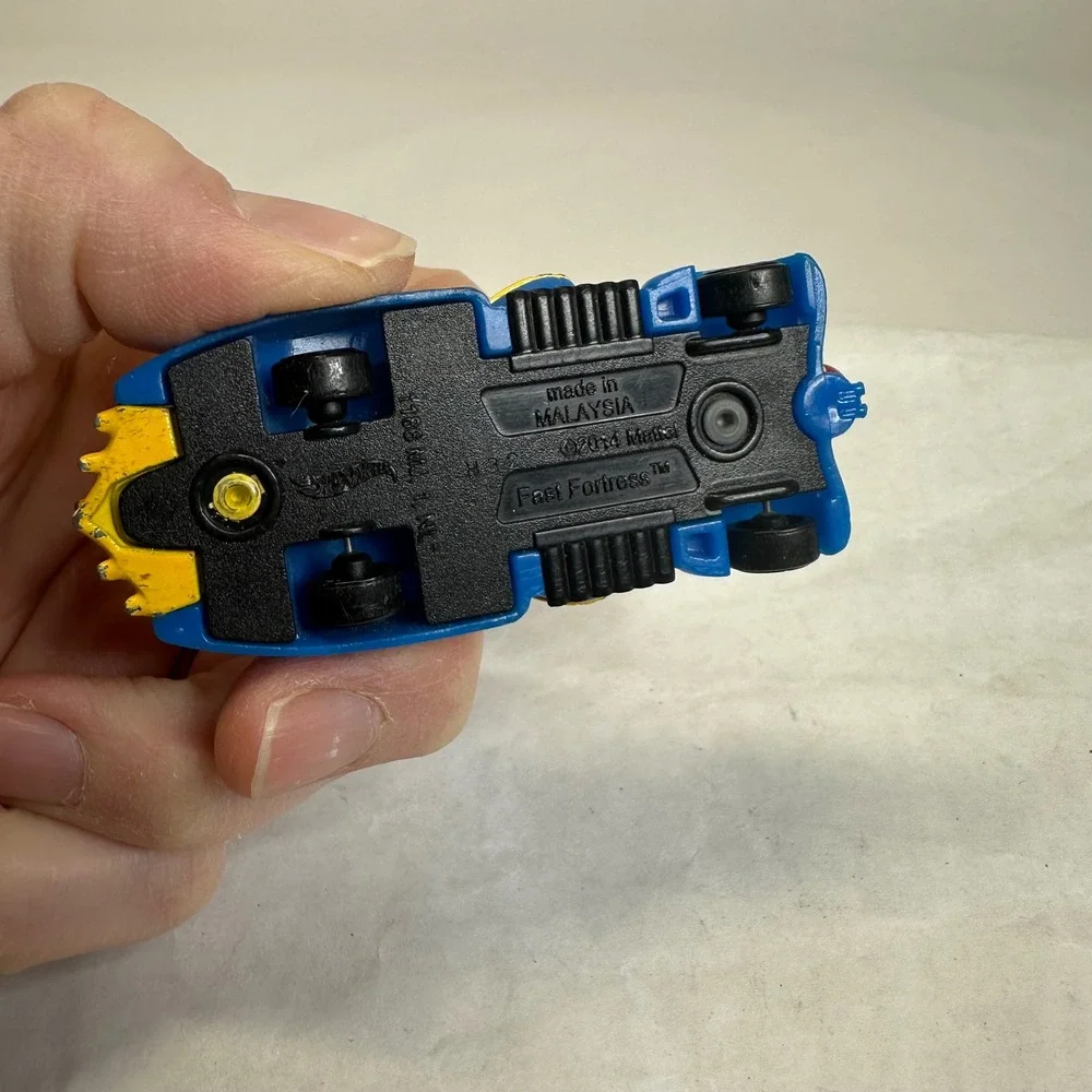 Hot Wheels Fast Fortress 2014‎ Yellow Blue Shark Mouth Diecast Fantasy Car